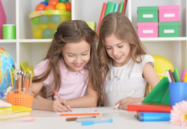 Portrait de deux belles petites filles en classe