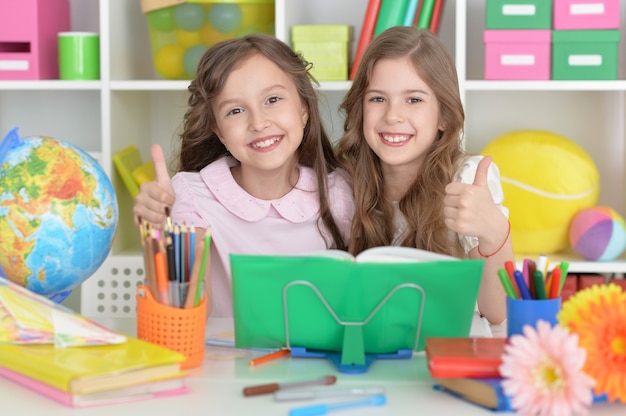 Portrait de deux belles petites filles en classe