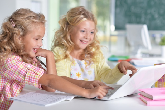 Portrait de deux belles petites filles en classe