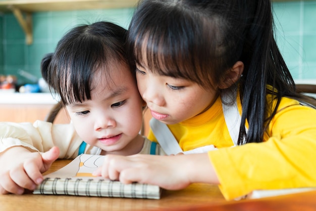 Portrait de deux enfants asiatiques à la maison