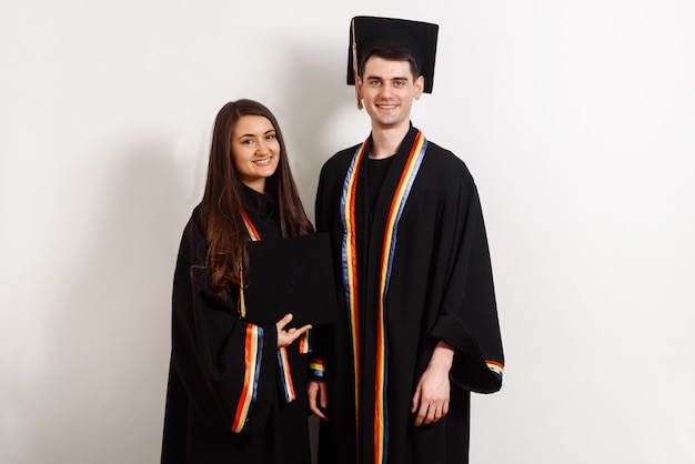 portrait de deux étudiants sur fond blanc