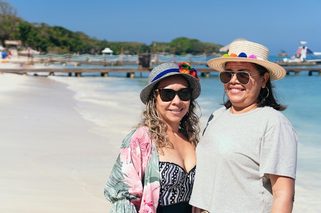 portrait, de, deux, femmes mûres, plage