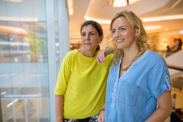 Portrait de deux femmes touristiques à l'intérieur du centre commercial