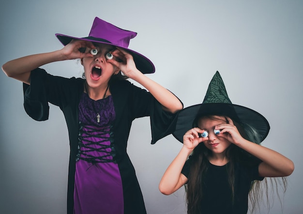 Portrait de deux filles en costumes d'halloween