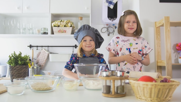 Portrait de deux filles dans la cuisine avant de cuisiner en gros plan