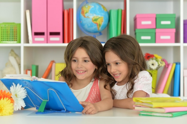 Portrait de deux filles avec leurs devoirs