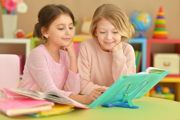 Portrait de deux filles avec leurs devoirs