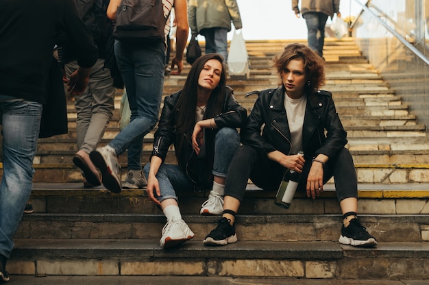 Portrait de deux filles libres dans des vêtements élégants