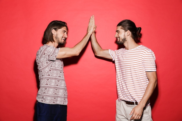 Portrait de deux frères jumeaux souriants debout