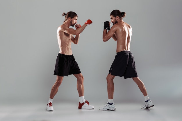 Portrait de deux frères jumeaux torse nu musclés