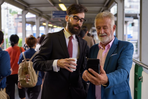 Portrait de deux hommes d'affaires barbus multiethniques ensemble autour de la ville de Bangkok