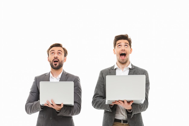 Portrait de deux hommes d'affaires excités