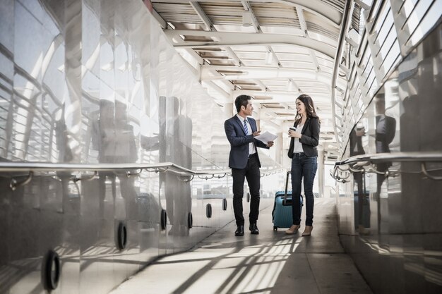 Portrait de deux hommes d&#39;affaires réunis avant d&#39;aller voyager. Concept de voyage d&#39;affaires