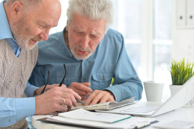 Portrait de deux hommes d'affaires seniors confiants travaillant