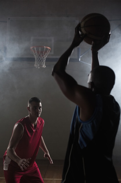 Portrait de deux hommes jouant au basket