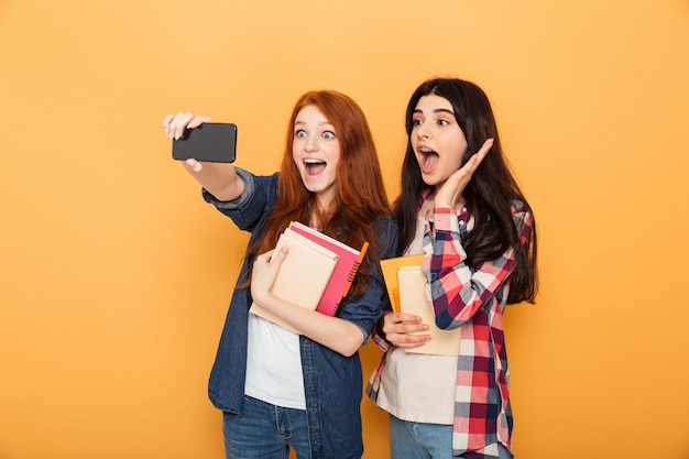 Portrait de deux jeunes écolières excitées