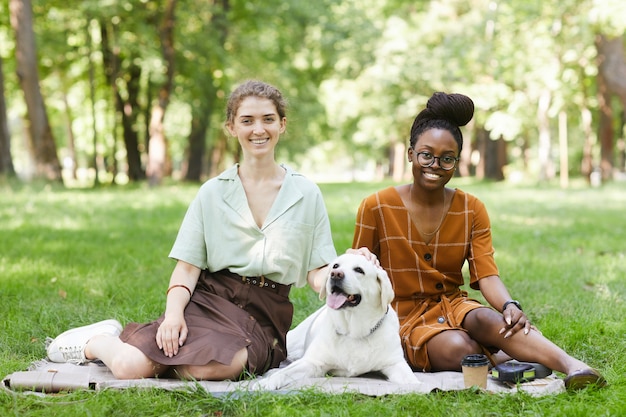 Portrait de deux jeunes femmes avec chien