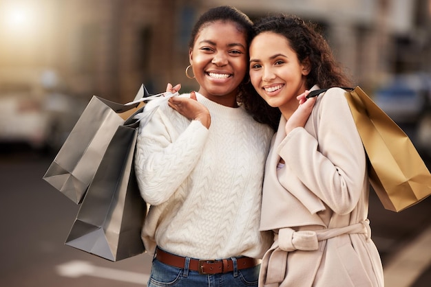 Portrait de deux jeunes femmes faisant du shopping dans un contexte urbain