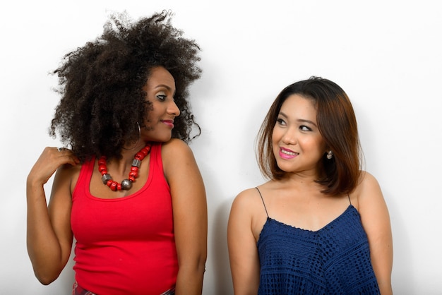 Portrait de deux jeunes femmes multiethniques ensemble