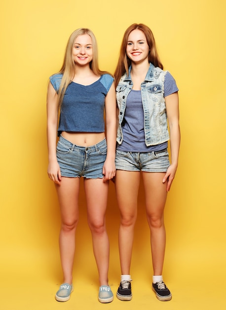 Portrait De Deux Jeunes Filles Meilleures Amies Sautent Par-dessus