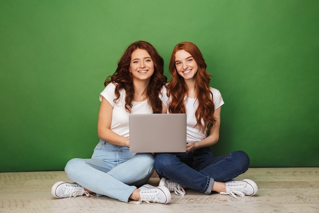 Portrait de deux jeunes filles rousses souriantes