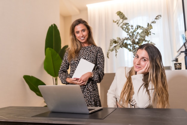 Portrait de deux jeunes filles travaillant dans un bureau, travaillant dans un coworking, travail d'équipe de jeunes femmes d'affaires