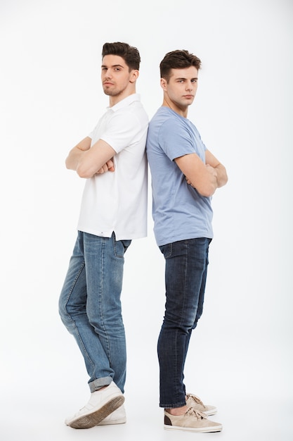 Portrait de deux jeunes hommes bouleversés