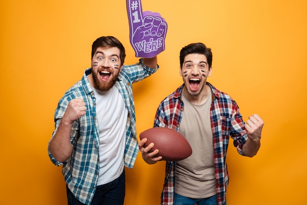 Portrait de deux jeunes hommes excités