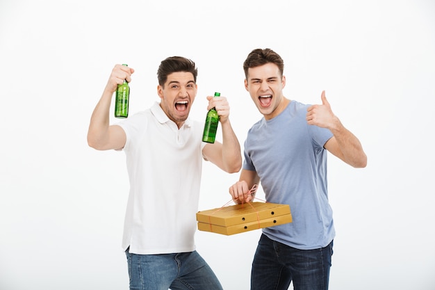 Portrait de deux jeunes hommes heureux célébrant