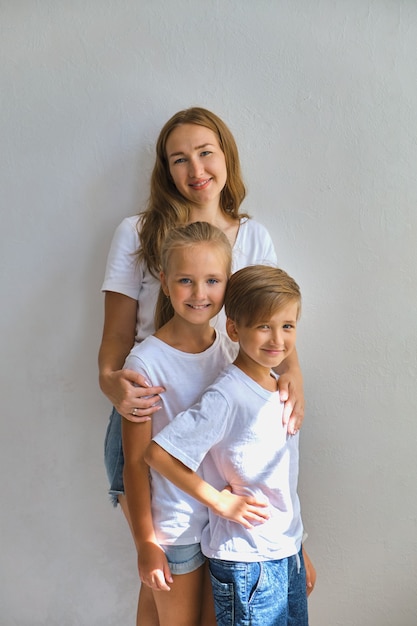 Portrait de deux jolis enfants et leur mère