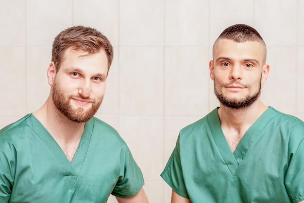 Portrait de deux masseurs masculins.