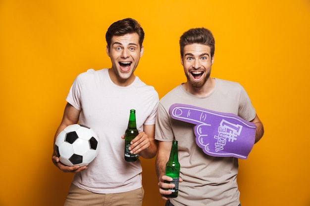 Portrait de deux meilleurs amis de jeunes hommes heureux