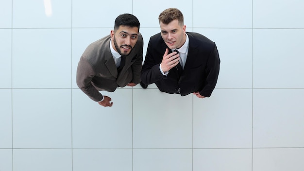 Portrait de deux partenaires d'hommes d'affaires concentrés vêtus d'un costume formel