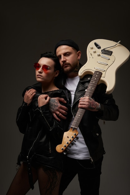 Un portrait de deux personnes punk élégantes Musiciens de rock de la mode moderne