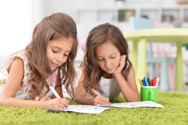 Portrait de deux petites filles mignonnes réunissant