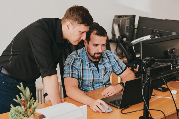 Portrait de deux programmeurs professionnels masculins travaillant sur ordinateur dans divers bureaux Technologies informatiques modernes Développement d'applications de programmes d'intelligence artificielle et concept de jeux vidéo
