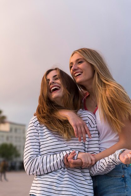 portrait, de, deux, rire, jeunes femmes