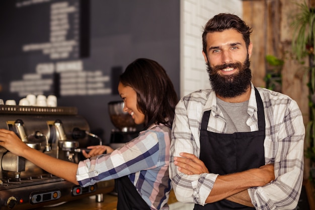 Portrait de deux serveurs avec une machine à café