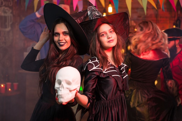 Portrait de deux sorcières célébrant l'amitié lors d'une fête d'halloween. Costume d'Halloween.