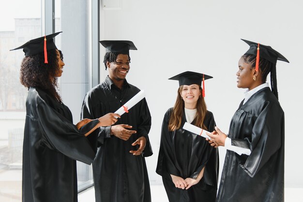 Photo portrait de diplômés multiraciaux titulaires d'un diplôme