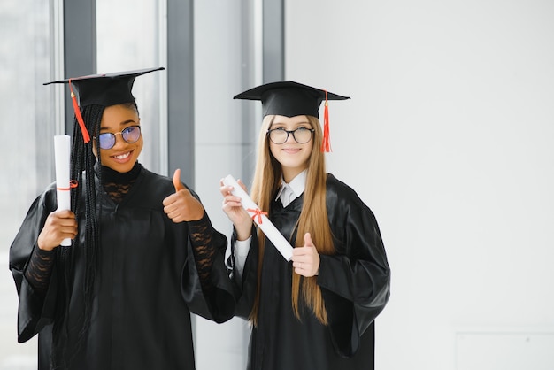 Portrait de diplômés multiraciaux titulaires d'un diplôme