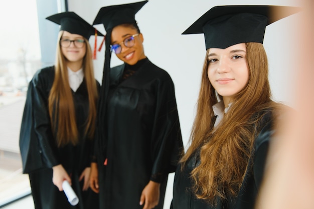 Portrait de diplômés multiraciaux titulaires d'un diplôme