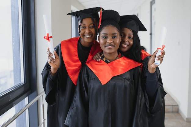 Portrait de diplômés multiraciaux titulaires d'un diplôme