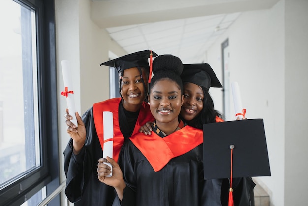 Portrait de diplômés multiraciaux titulaires d'un diplôme