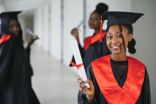 Portrait de diplômés multiraciaux titulaires d'un diplôme