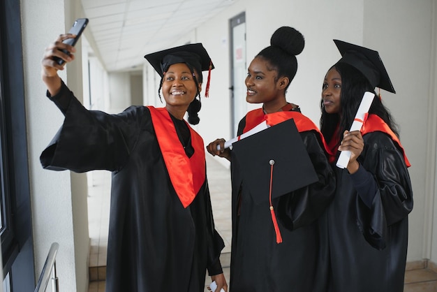 Portrait de diplômés multiraciaux titulaires d'un diplôme