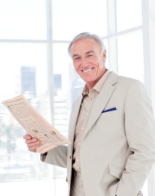 Portrait d&#39;un directeur souriant lisant un journal