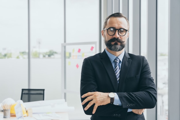 Portrait de la direction générale de la barbe confiante ou PDG directeur au bureau moderne, espace copie