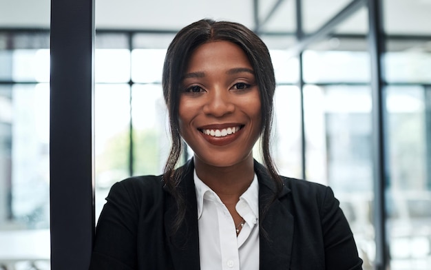 Portrait de directrice générale féminine ou de sourire au bureau pour le succès photo de profil ou confiance sur le lieu de travail Femme d'affaires noire heureuse ou leader dans l'entreprise lieu de travail pour la vision exécutif ou formel au Nigeria