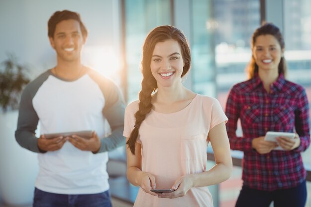 Portrait de dirigeants d'entreprise utilisant un téléphone mobile et une tablette numérique